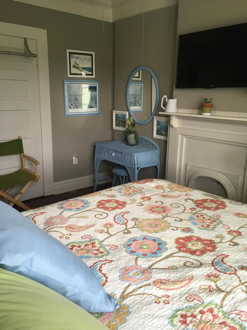 Master Bedroom / Queen Bed