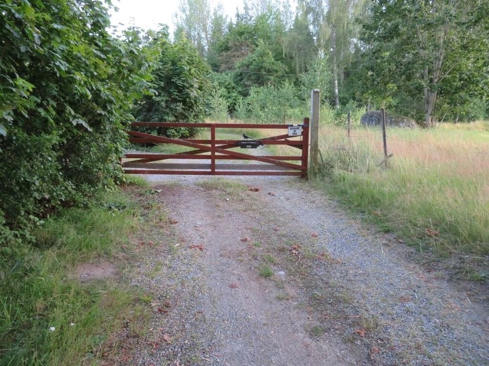 Gate to Ringatorpet. Fenced in property. Long private drive way. Dog friendly