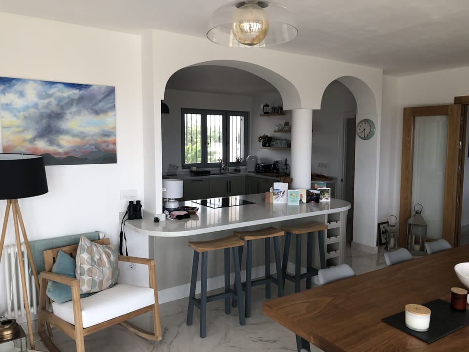 Breakfast bar with induction hob