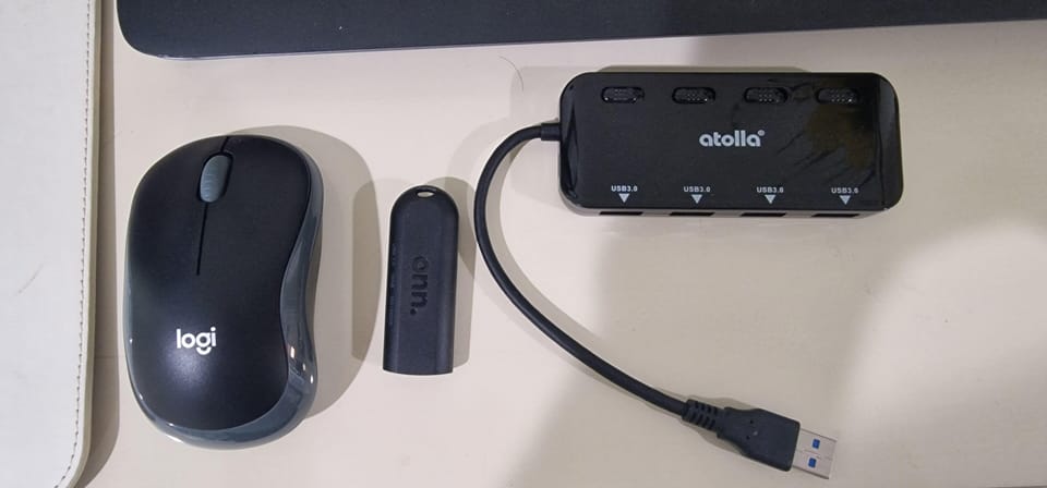 Mouse, 16GB USB Stick, 4 Port USB 3.0 Splitter