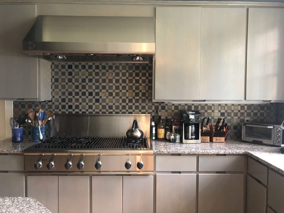 Large open kitchen, 2 ovens, 2 dishwashers, 2 sinks