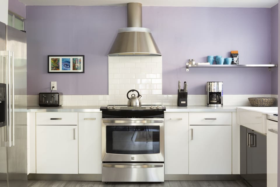 Fully equipped kitchen with ice maker, microwave, dishwasher and more!