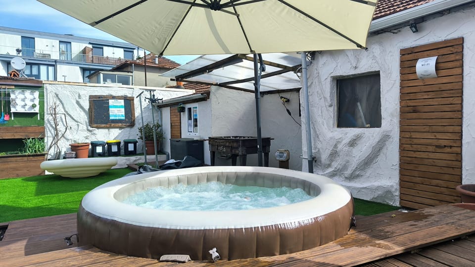Outdoor spa tub
