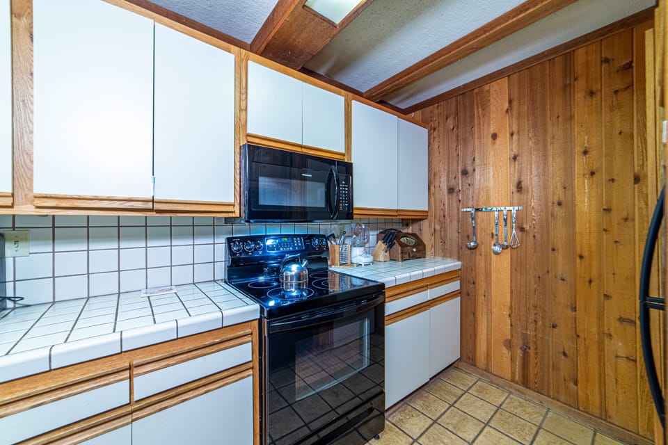 Kitchen with Electric Range/Oven and Microwave