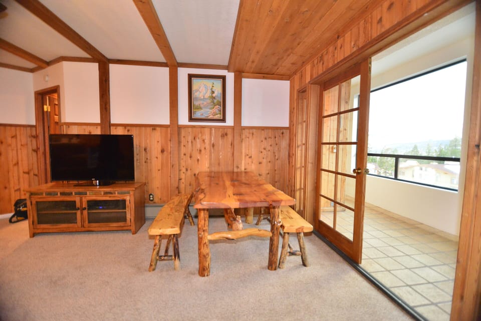 Dining Room w/ seating for 6