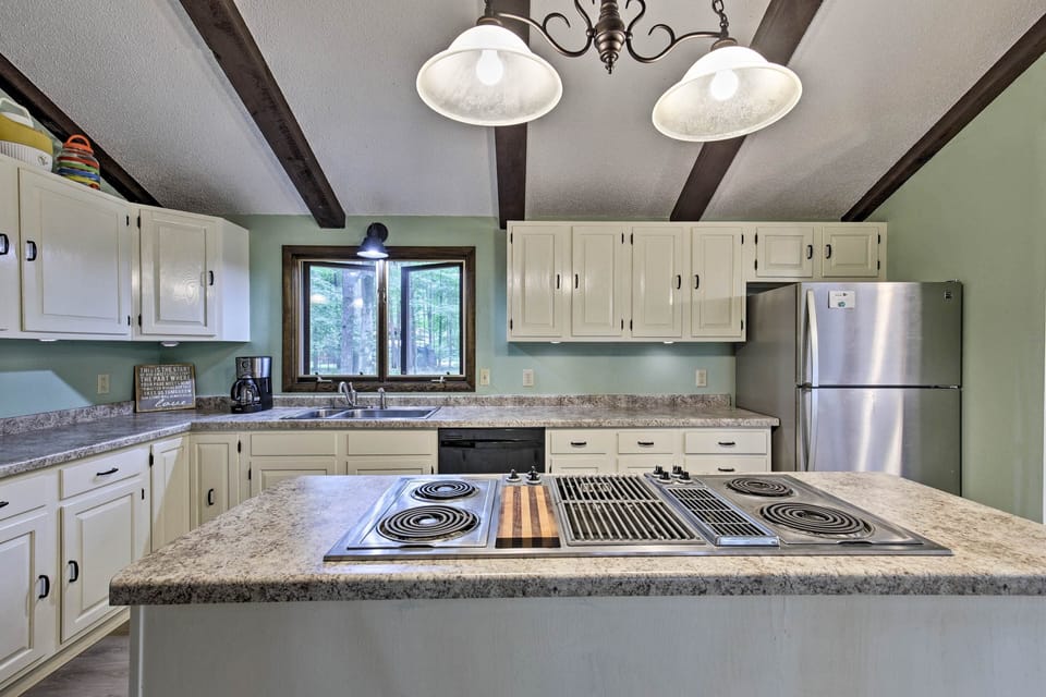 Fully Equipped Kitchen | Dishware/Flatware