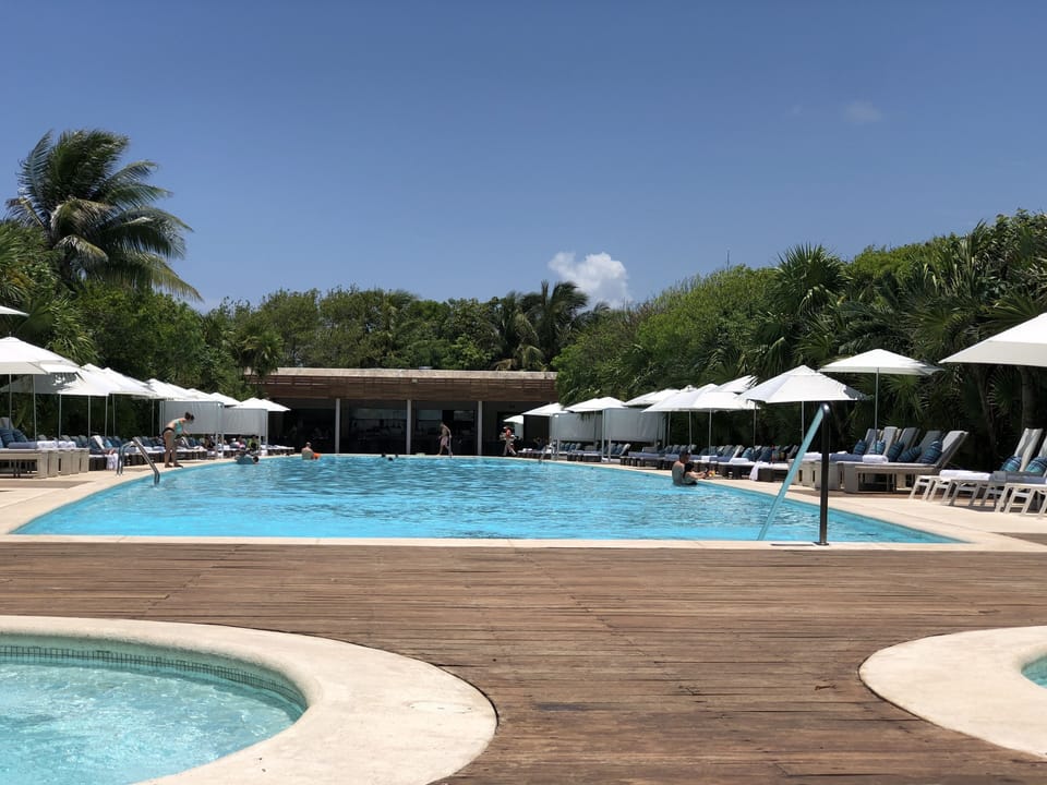 Grand Luxxe private pool and whirlpools
