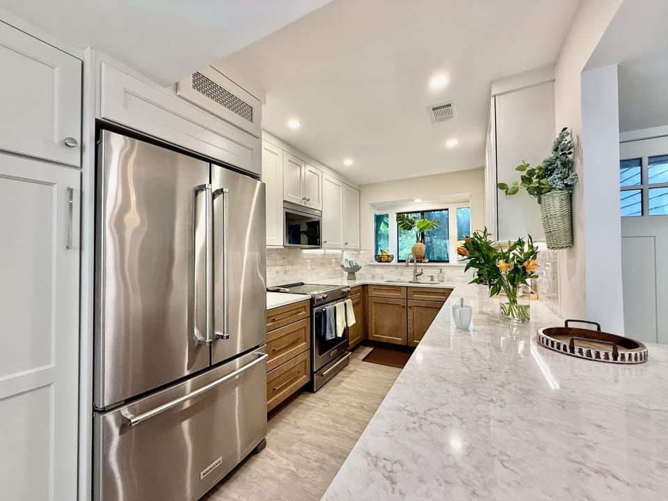 Gorgeous kitchen w/efficient layout and plenty of extra storage for your food