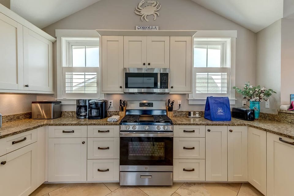 Top-Level Kitchen with Bar (seats 5)