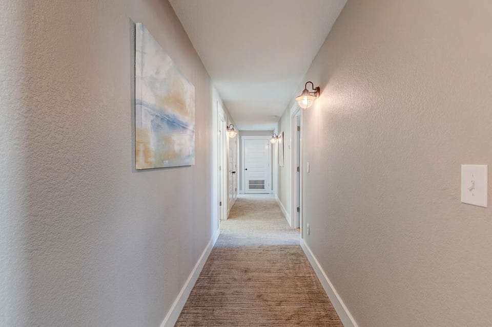 Mid-Level Foyer