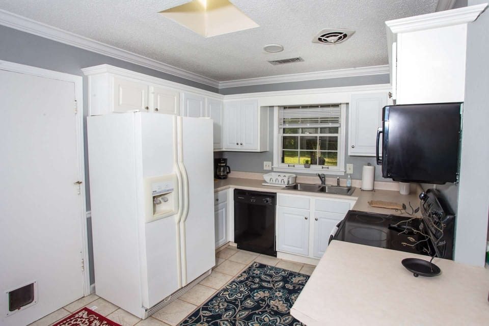 Full kitchen with all the dishes you need.