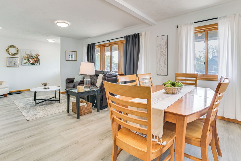 Dining Area | Dishes & Flatware Provided