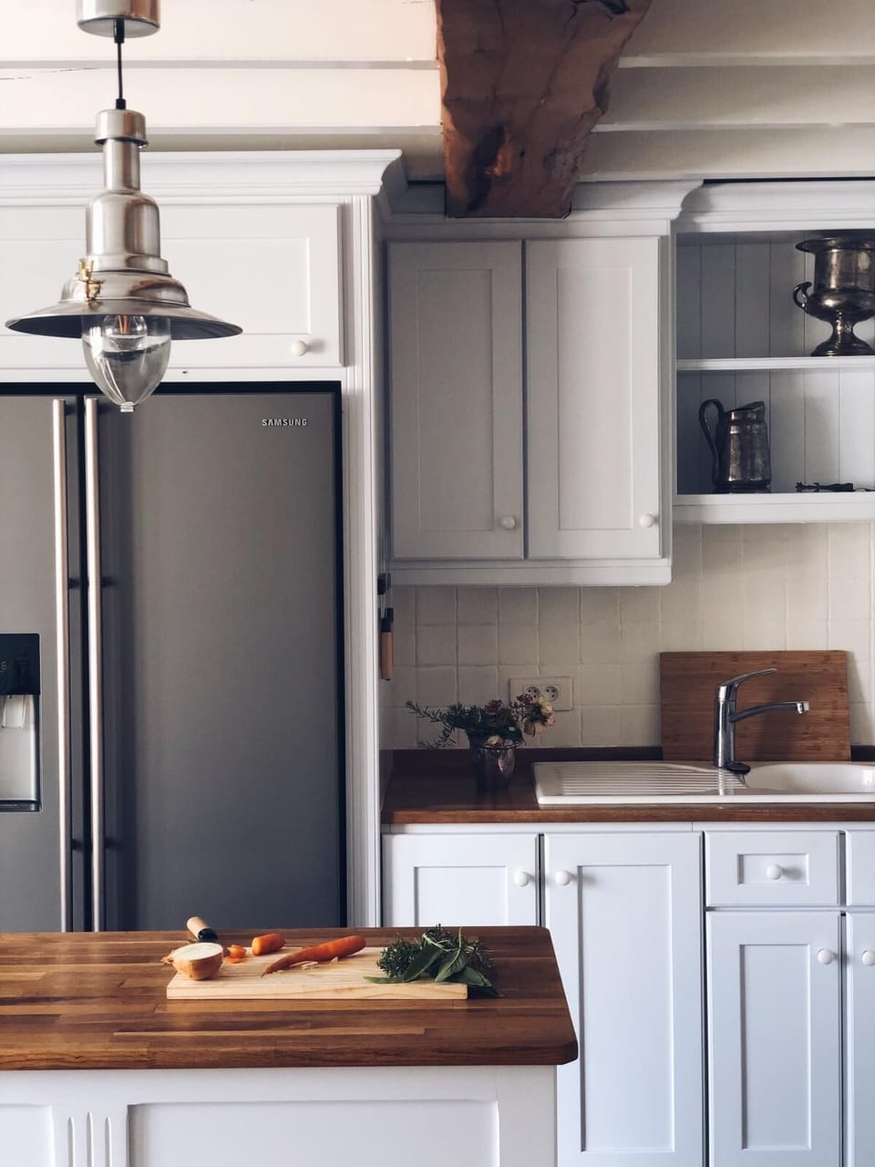 Kitchen sink, refregerator, fridge (with ice machine) and kitchen island