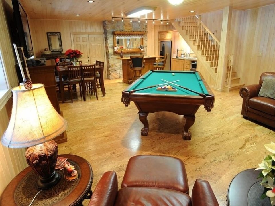 Game Room - Brunswick Pool Table, Bar, Kitchenette