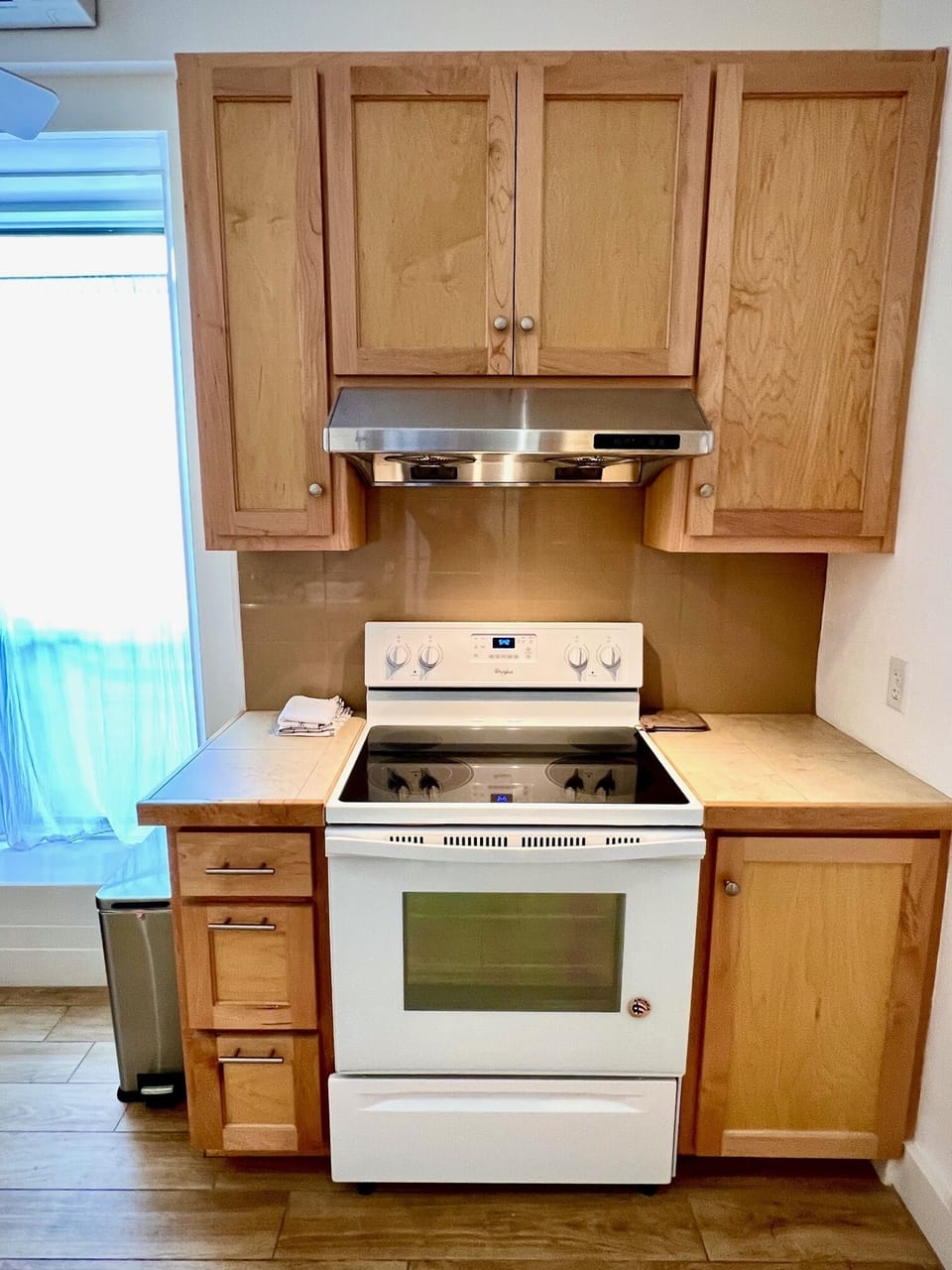 Electric stove and oven, Marfa House Candelaria kitchen