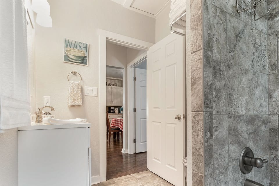 Hallway Bathroom, Combo Bath/Shower