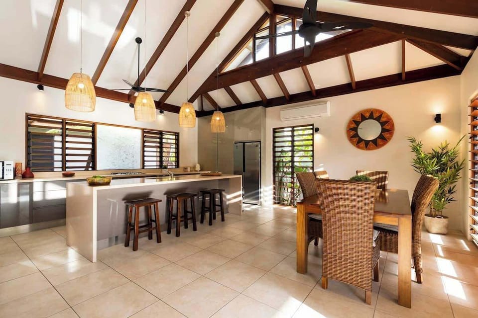 Eat breakfast at the bench, the table, or on the pool deck admiring the wildlife and fauna - the choice is yours.