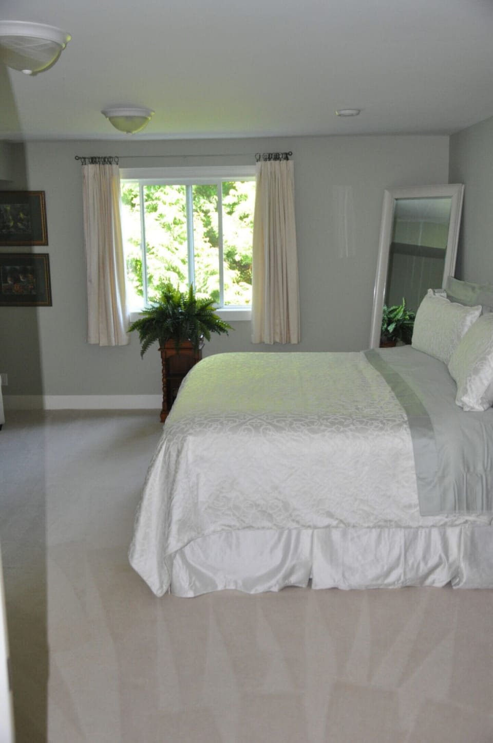 A SWAN'S POND
Guest Bedroom
