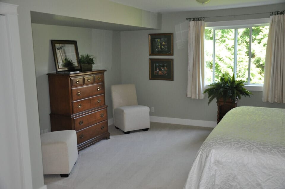 A SWAN'S POND
Guest Bedroom
