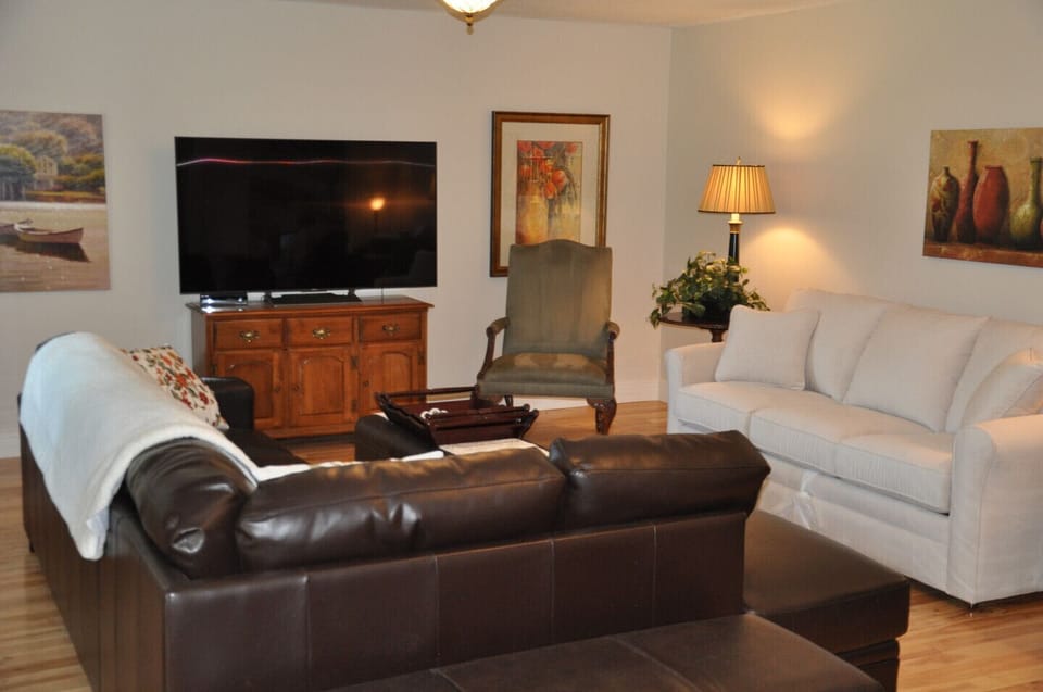 A SWAN'S POND
Sitting/TV Room