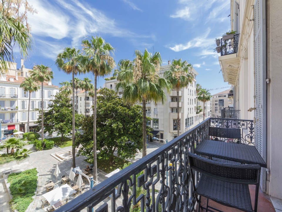 small terrace, apartment in city center, only 50 meters rue d'antibes