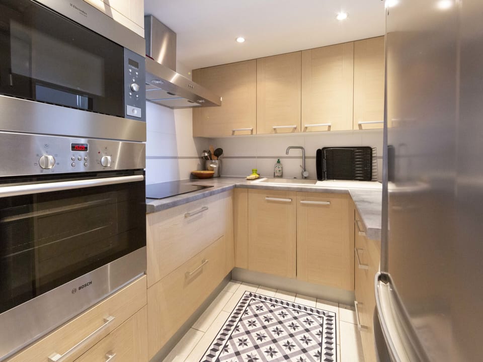 Equipped kitchen, oven, micro-wave, toaster, coffee maker ...