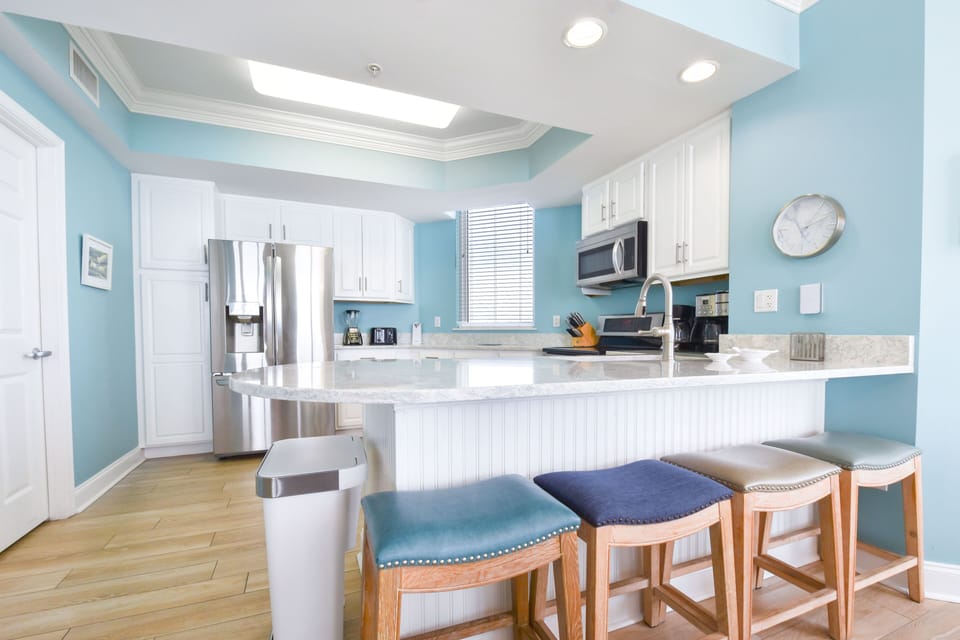Silver Beach Towers West 501- Breakfast Bar