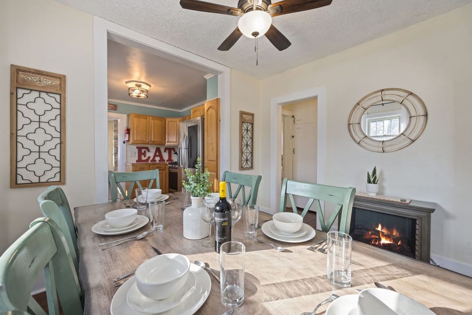 Dining Area | Seating for 6!