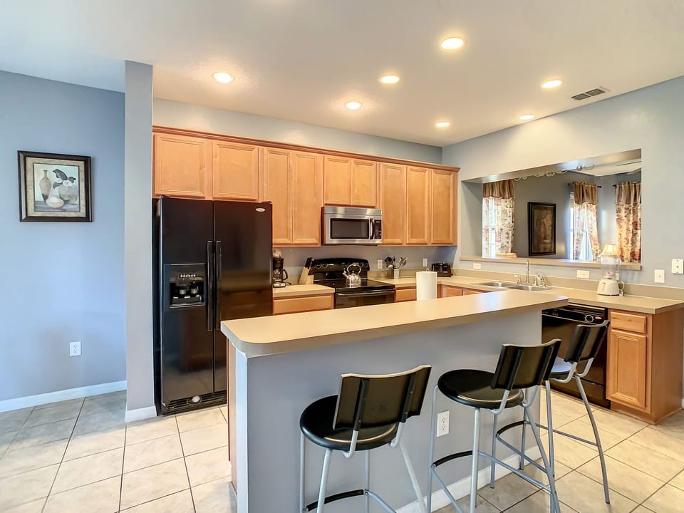 Fully Equipped Kitchen and bar
