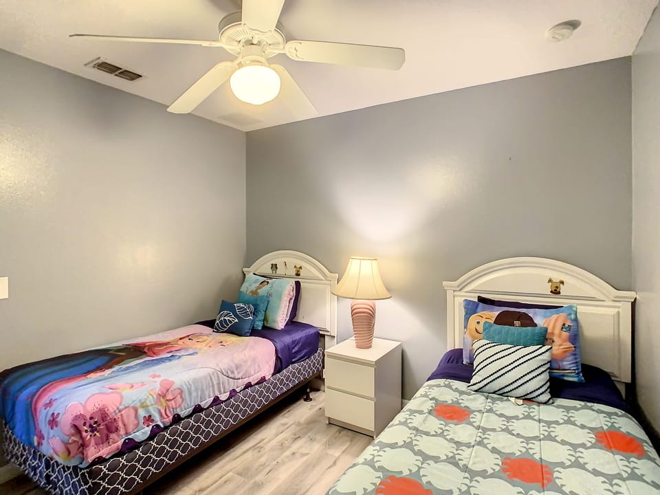 The 3rd bedroom with two twin beds