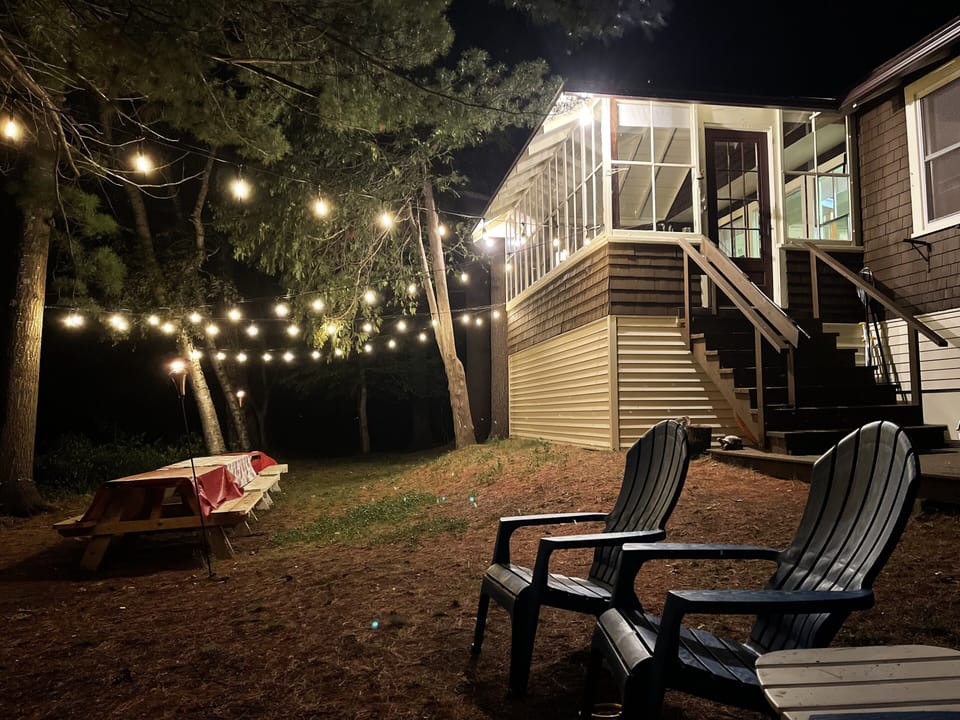 Lakeside relaxing and picnicking. 