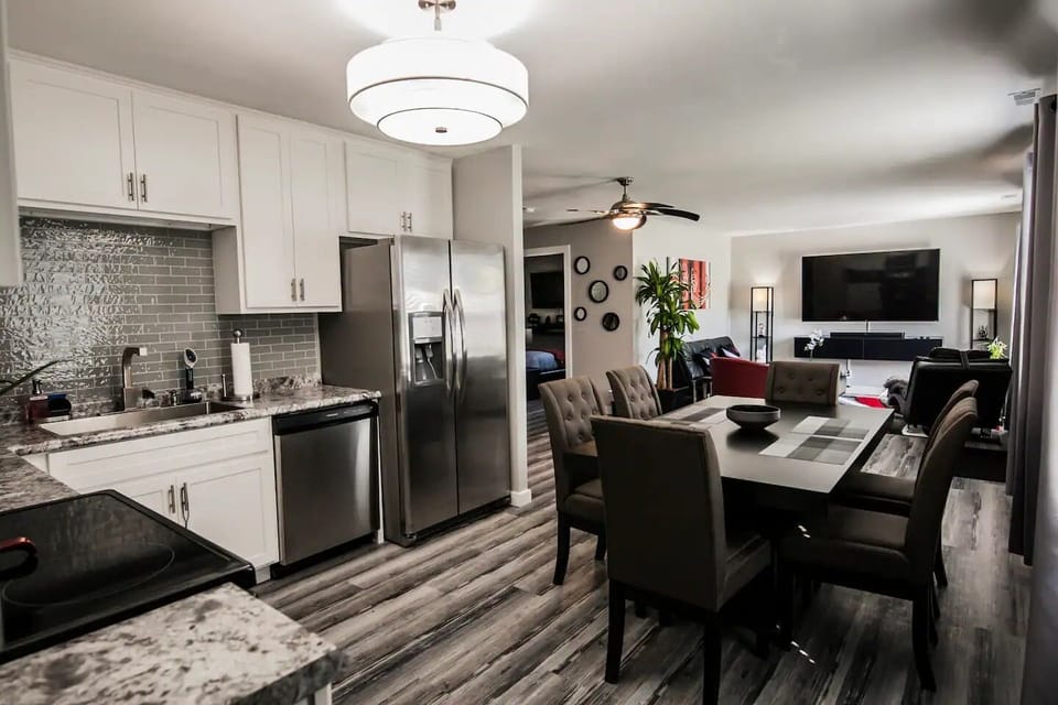 Kitchen and dining area. 