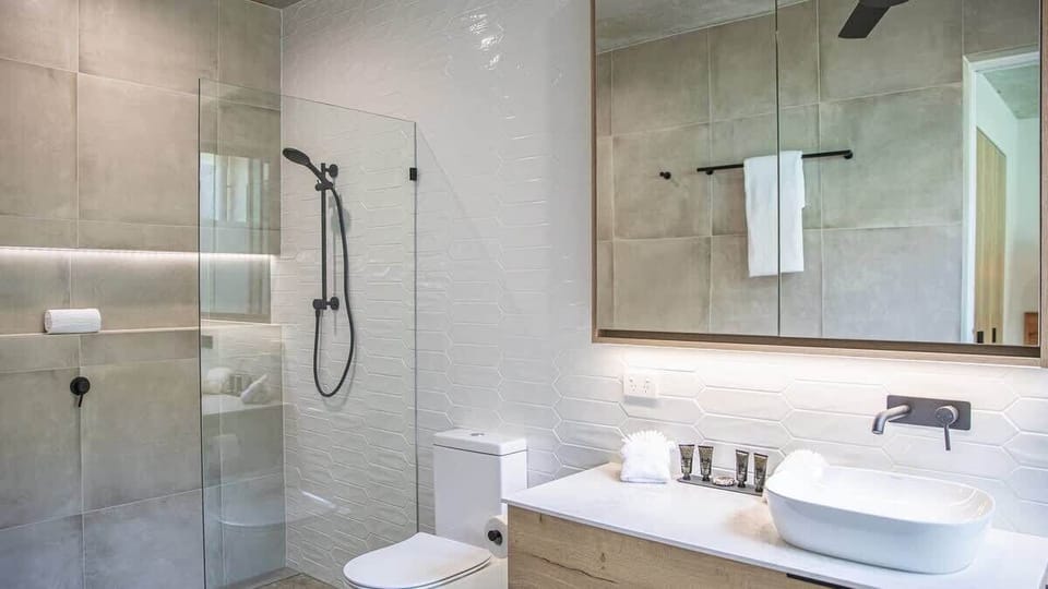 Azure Port Douglas - Downstairs ensuite bathroom.