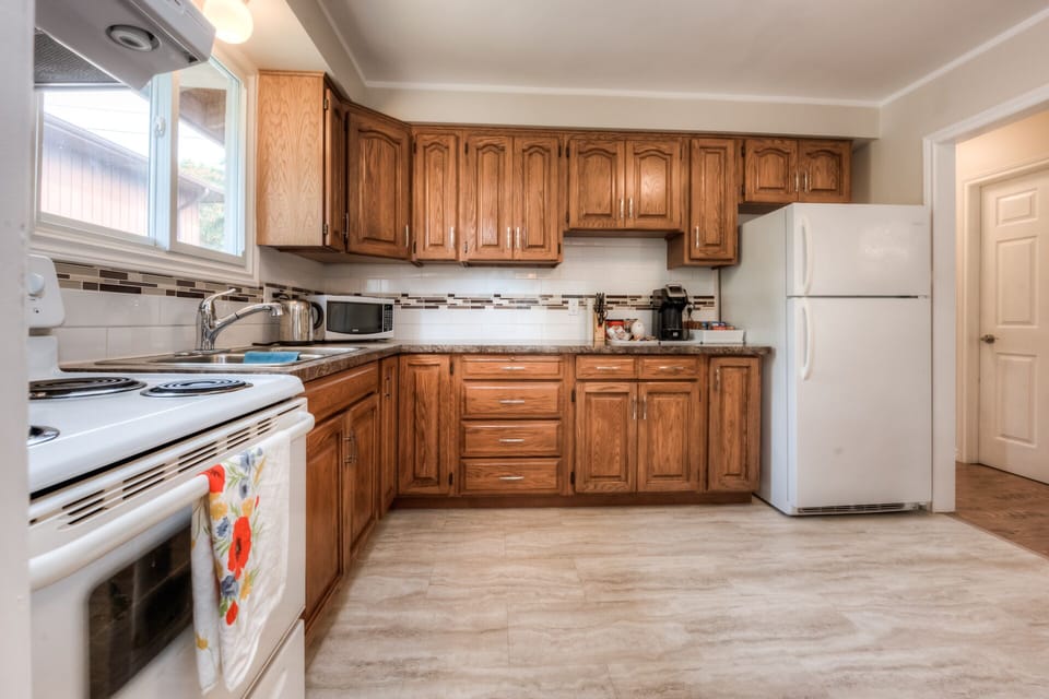 FULL KITCHEN