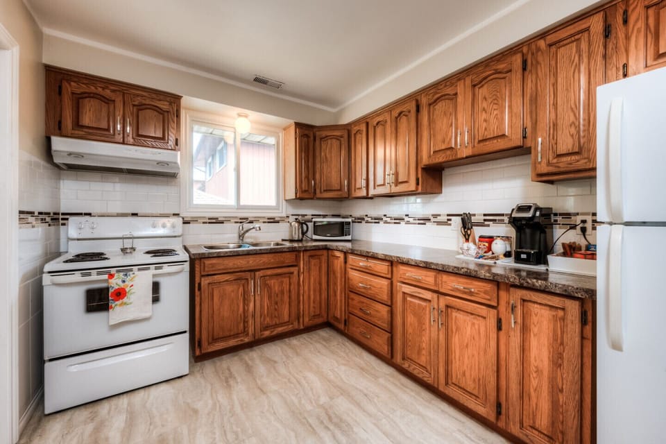 FULL KITCHEN
Extra care has been taken to make sure the comforts of home are at your fingertips. Spice rack, chef knives and a microwave, coffee machine, toaster and kettle are available on the kitchen counter.