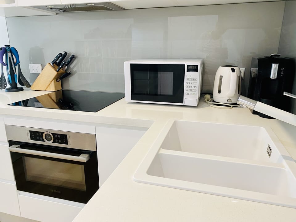 Double sink, d/w, fridge, fully equipped kitchen, microwave, stovetop/cooker,