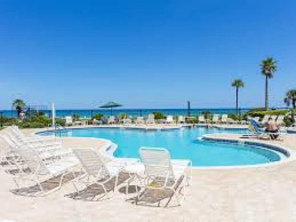 Free form pool with whirlpool 