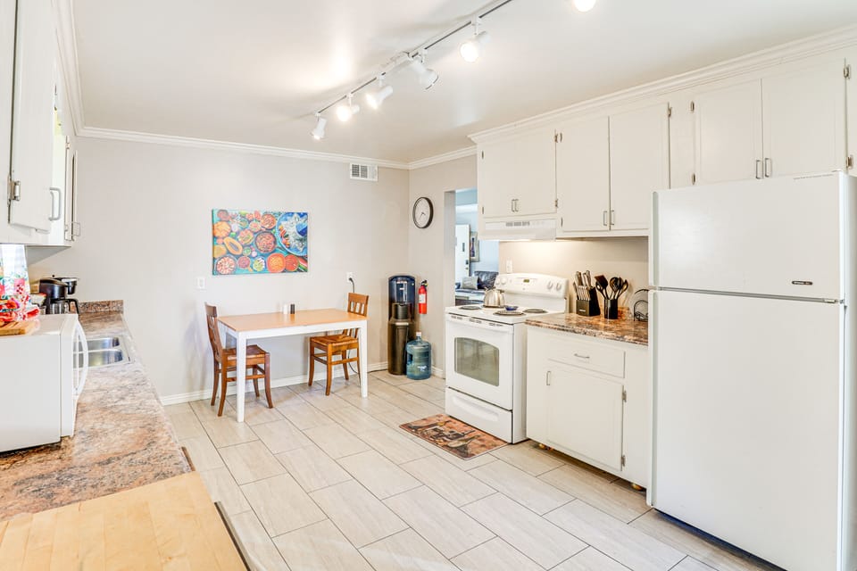 Kitchen | Single-Story House | In-Unit Laundry | 0.5 Mi to Bisbee Mining Museum