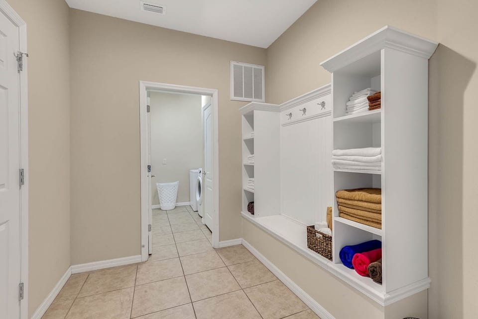 llaundry room(We provide 2 washers and 2 dryers for this big house）