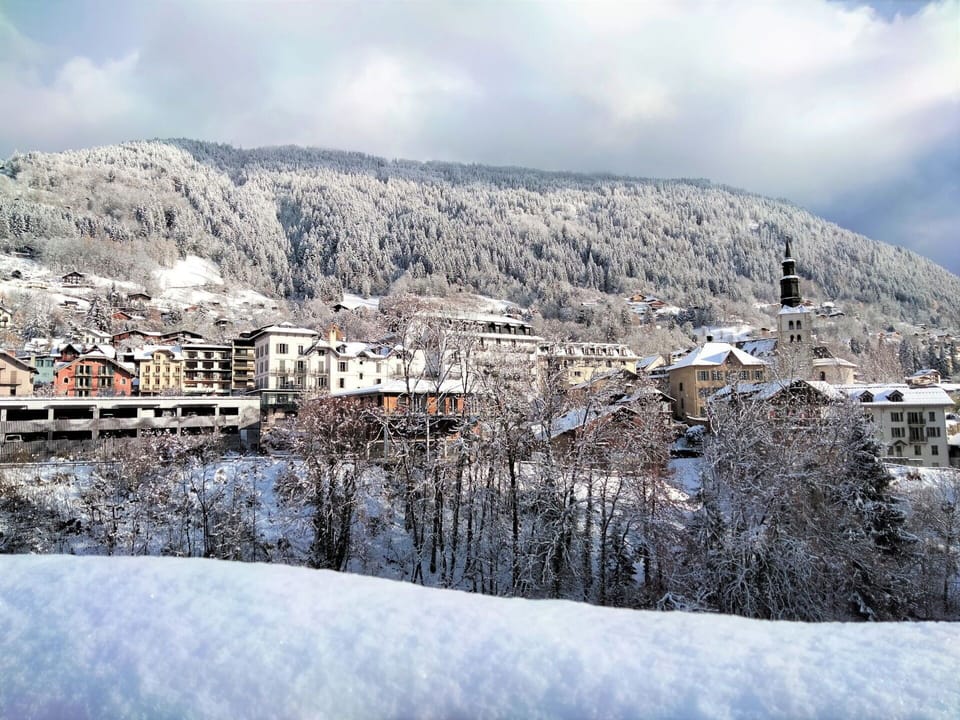 Cloud, Sky, Mountain, Snow, Building, Natural Landscape, Slope, Highland, Tree, Plant