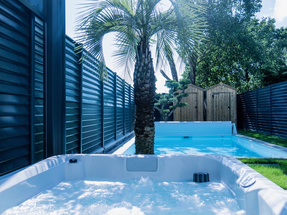 Outdoor spa tub