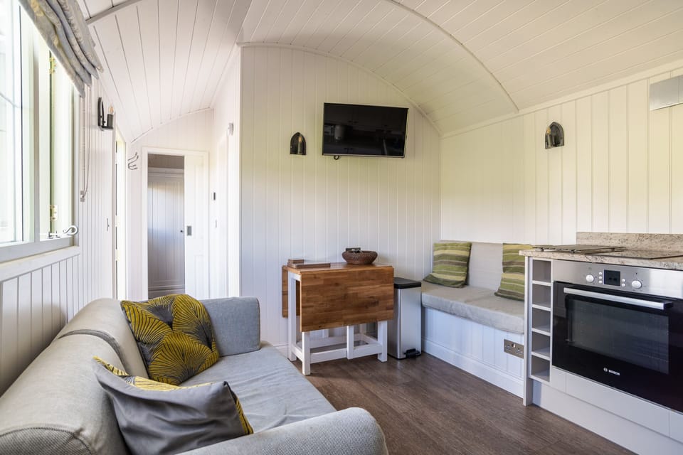 Fully fitted kitchen, lounge, dining table central heating, wifi, smart tv