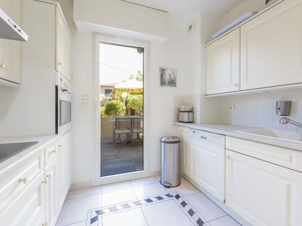 fully fitted kitchen open on the north terrace