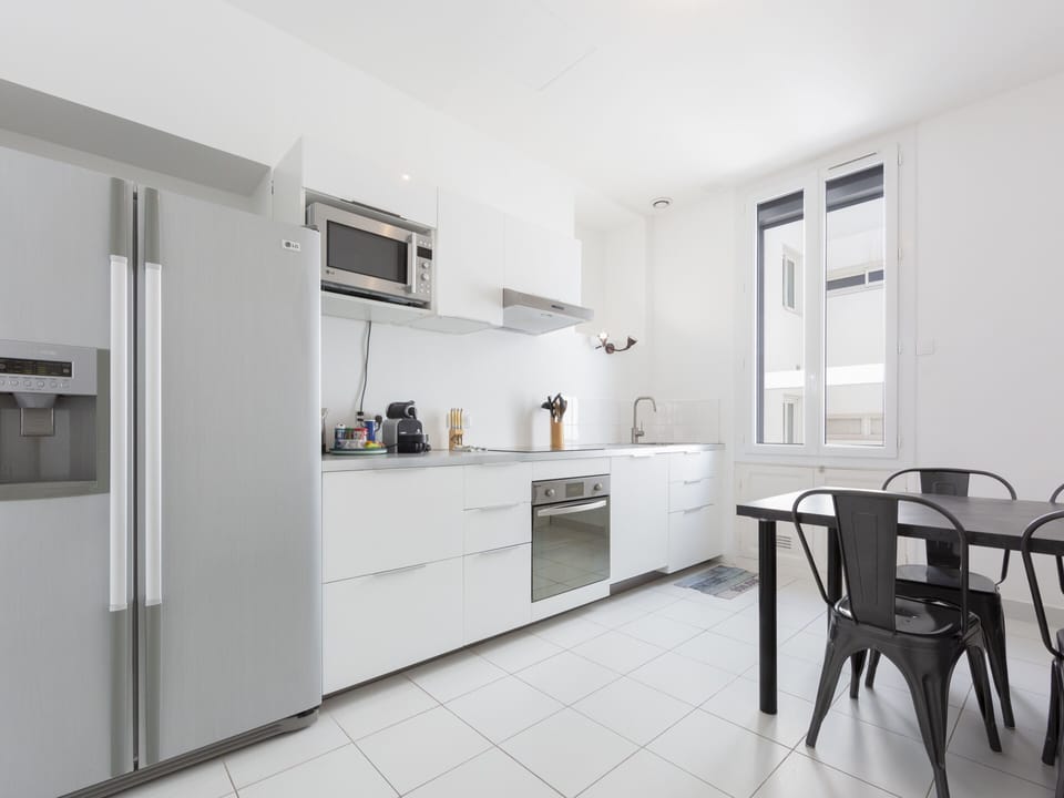 indepedant fully fitted kitchen with breakfast area