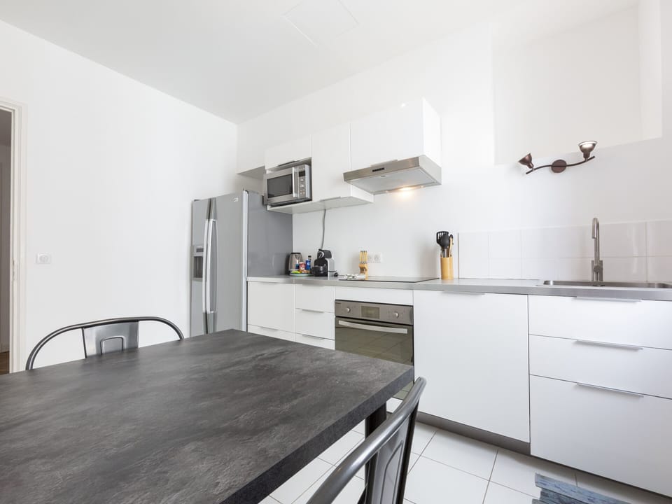 indepedant fully fitted kitchen with breakfast area