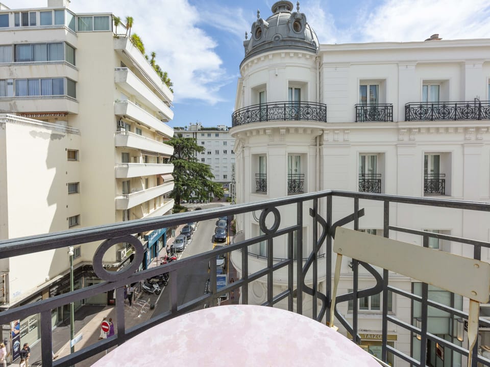 small terrace direct on rue d'Antibes, Croisette only 150 meters