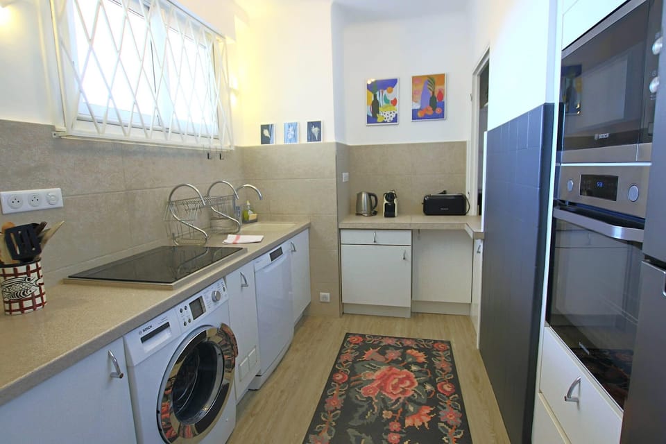 Fully equipped kitchen.