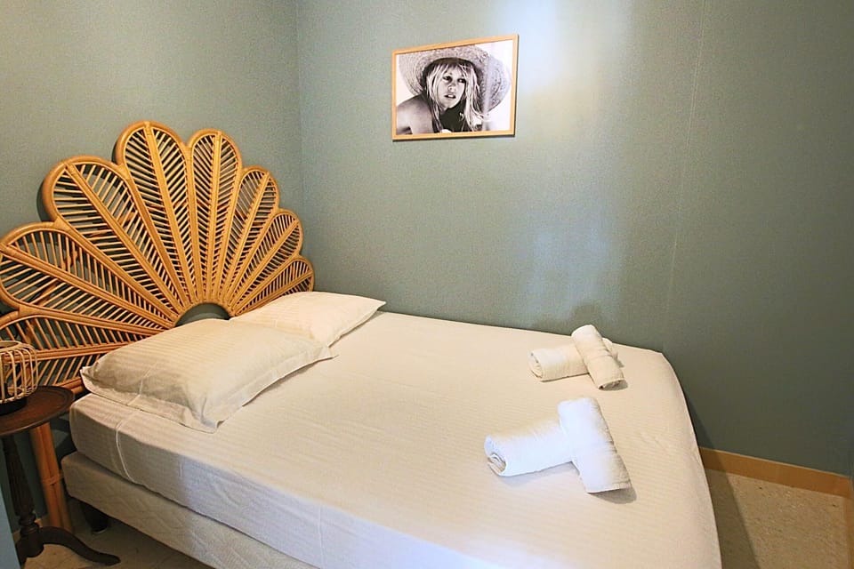 bedroom with double bed