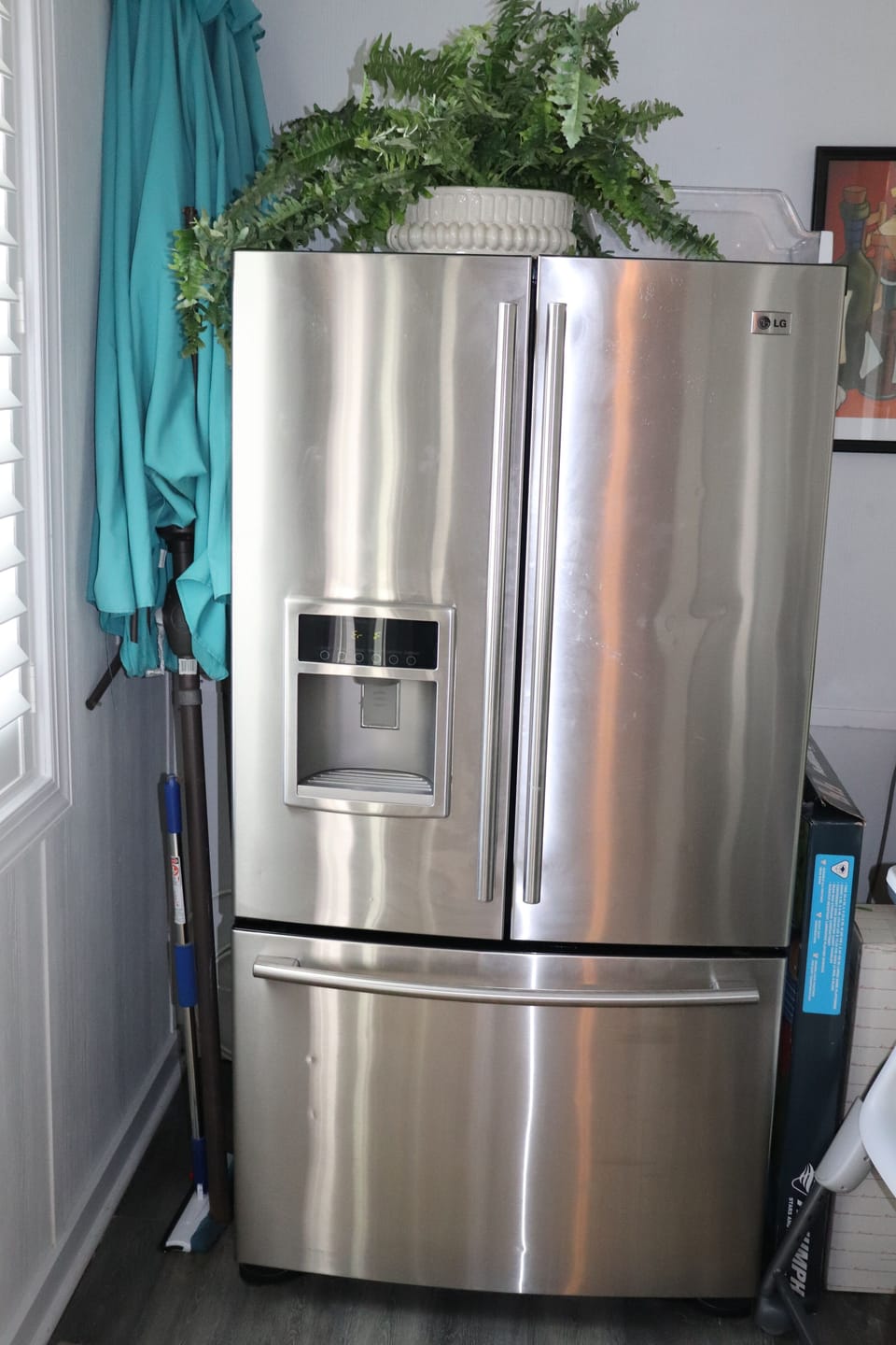 Extra full size fridge on ground floor