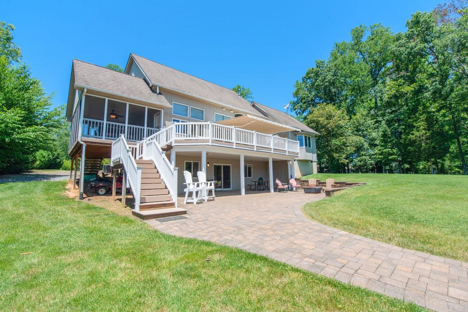 Large elevated deck, large patio area, screened-in porch. Amazing views of LKA!